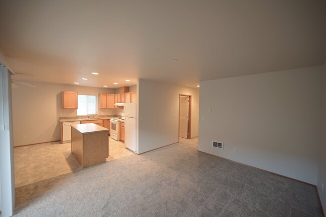 Building Photo - Super clean 2 bed 1 bath apartment in Port...
