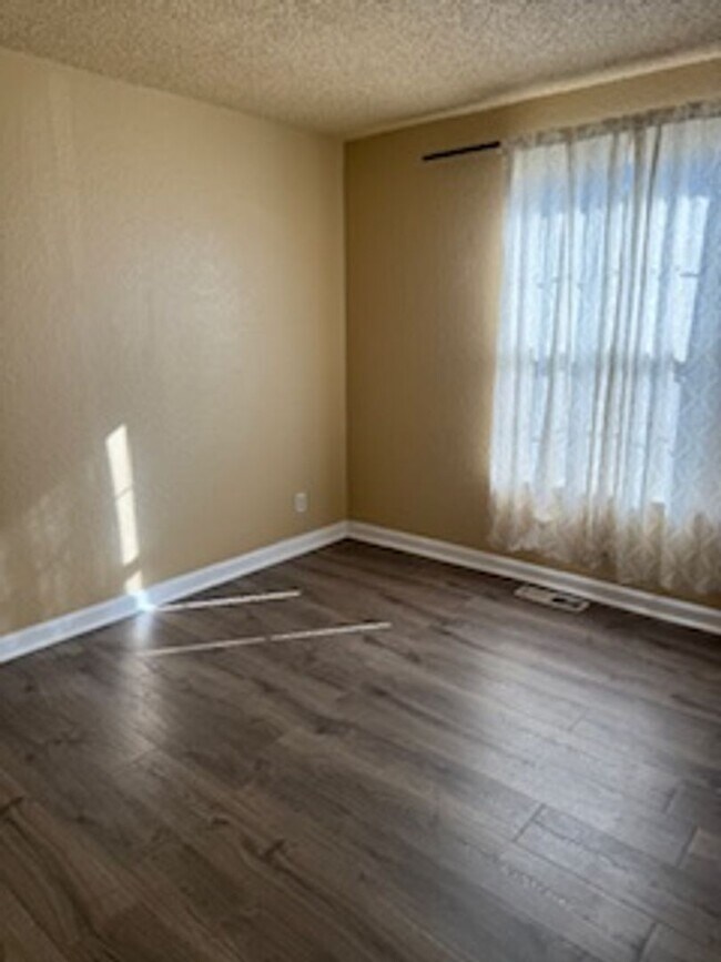 Building Photo - Three Bedroom Home Close to UNR