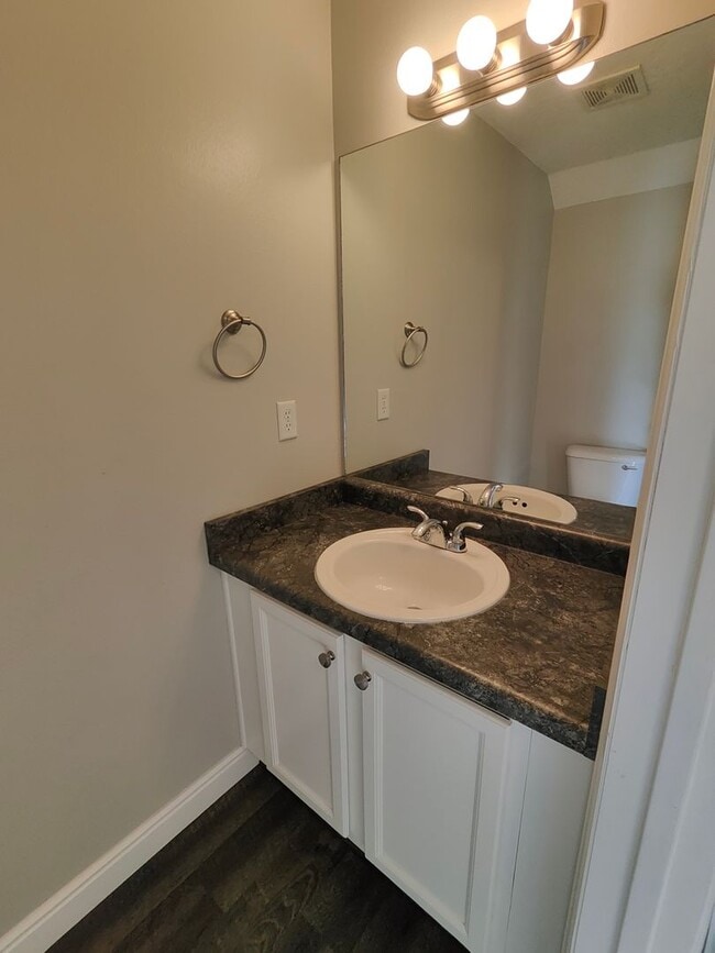 Building Photo - Spectacular 3-Bedroom Draper Townhouse with Garage