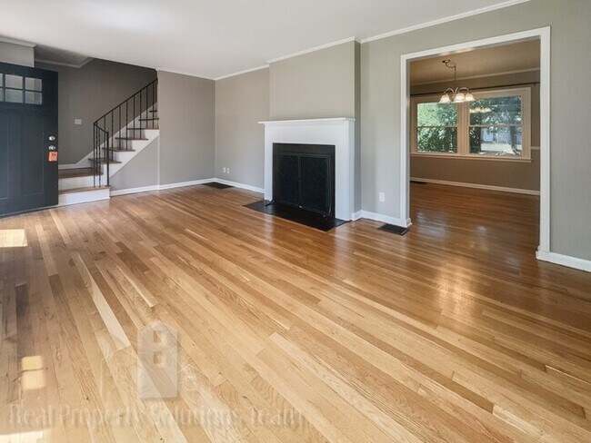 Building Photo - Two Story Home in Upper Arlington with att...