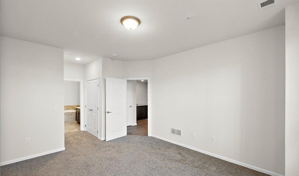 Building Photo - 8280 Heywood Cir