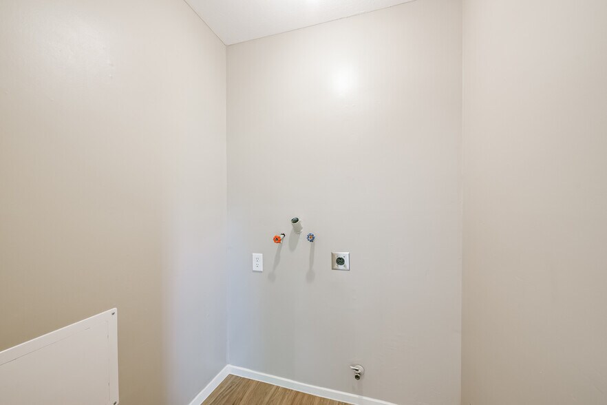 Building Photo - 2051 Oak Shores Dr