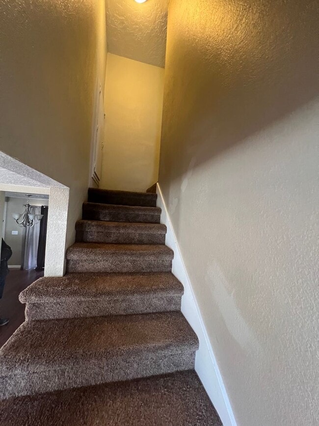 Building Photo - 3 Bedroom / 2.5 Bath Home located in Sprin...