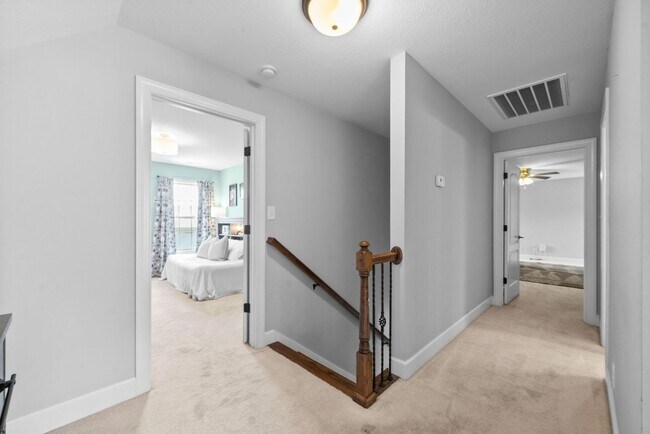 Building Photo - Beautiful Craftsman Style Home Waiting for...