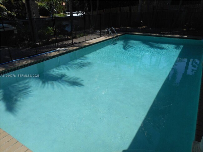 Building Photo - 2325 Magnolia Dr