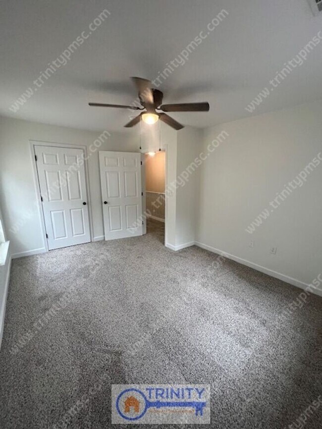 Building Photo - Cute TWO STORY Town Home!