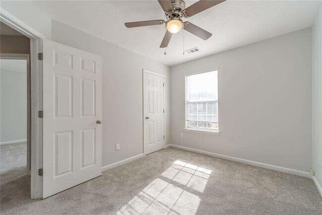 Building Photo - 2716 Lake Park Ridge W