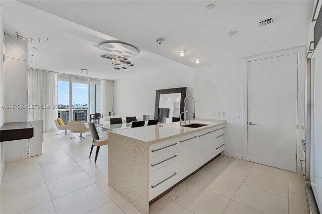 Building Photo - 15811 Collins Ave