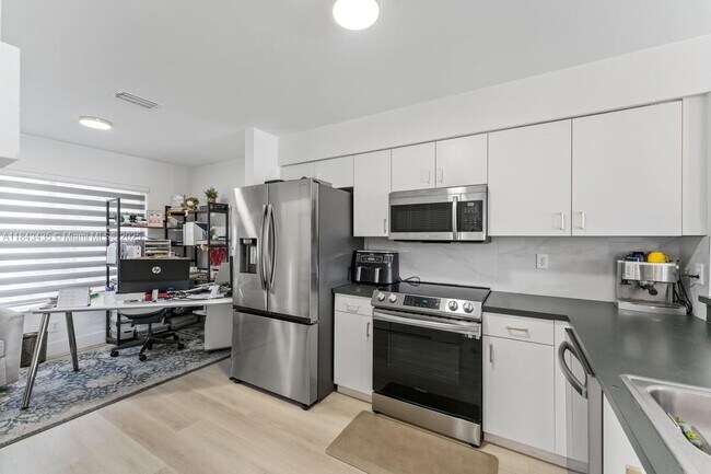 Building Photo - 11045 SW 16th Manor