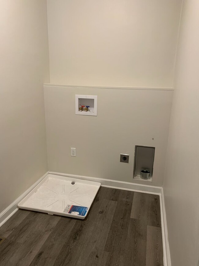 Building Photo - Video in Photos! 2 Bedroom Apartment!