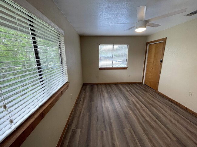 Building Photo - 405 W Lakeshore Dr