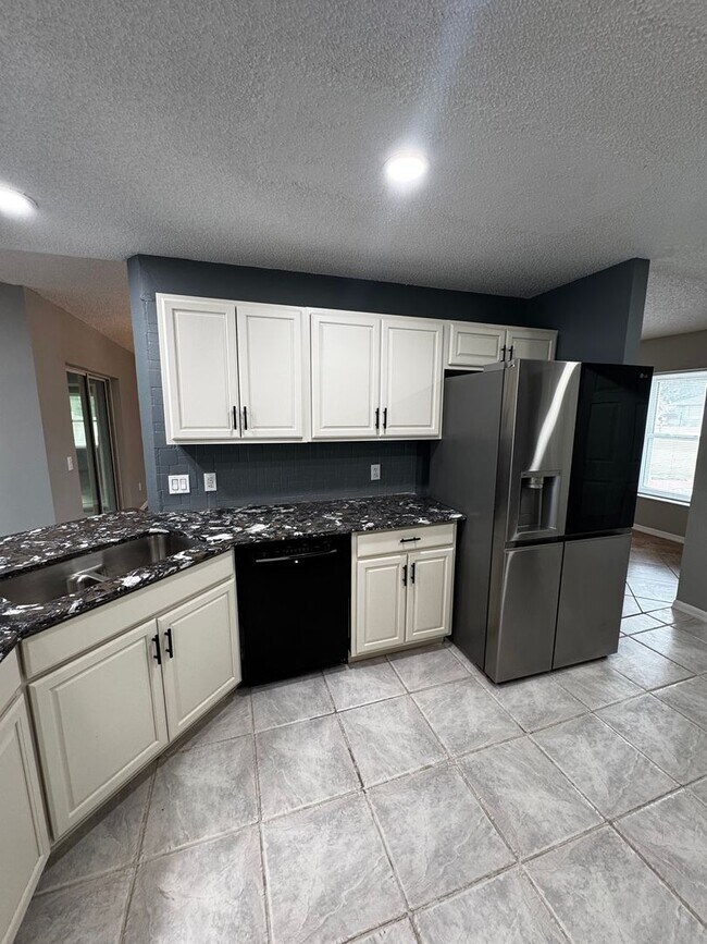 Building Photo - 3-Bedroom Ocala Home, Fenced Yard & Sunroom