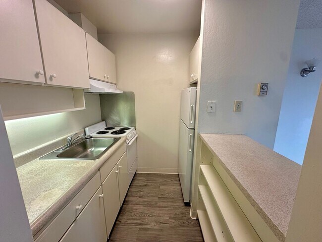 Building Photo - $500 OFF FIRST MONTH RENT!!! AVAILBLE NOW! TOP FLOOR Condo Available in Watergate Community/Emery...