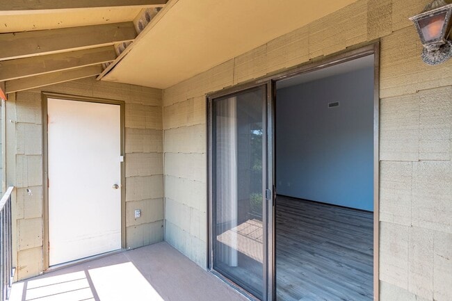 Building Photo - Charming 2-Bedroom Condo with Balcony – Pr...