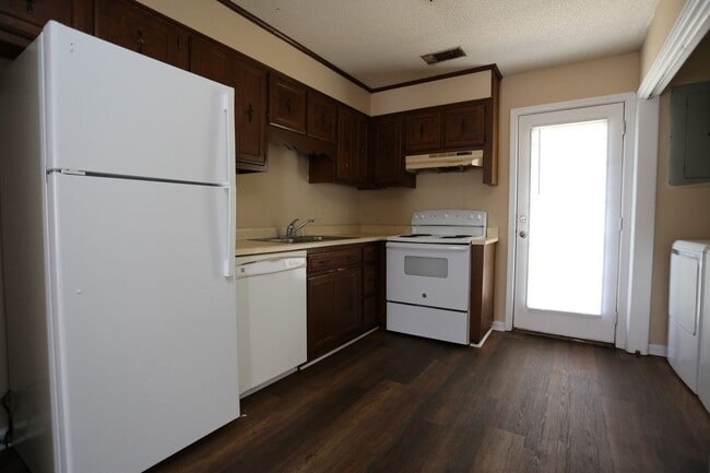 Building Photo - 2 Bedroom at Georgia Villa
