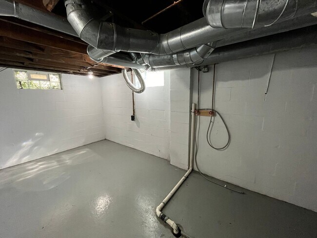 Building Photo - **3-BEDROOM HOUSE W/ 2-CAR GARAGE IN BEECH...