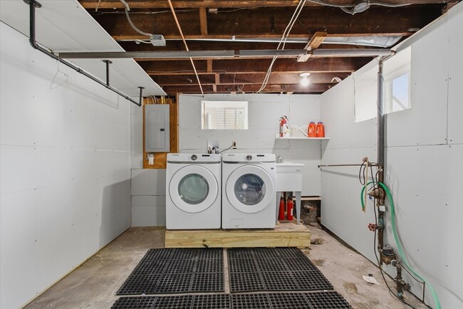 Building Photo - 454 Quarry St