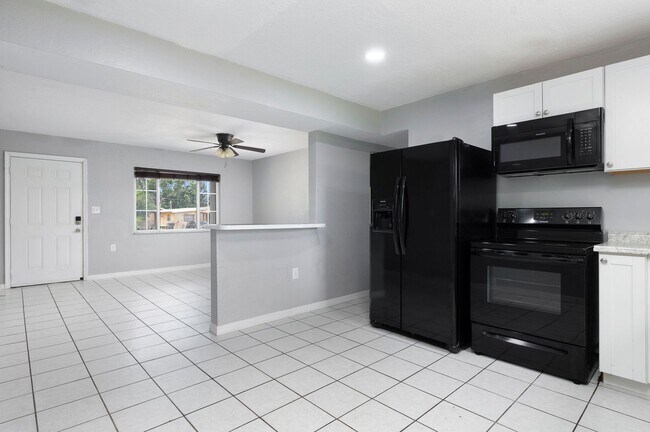 Building Photo - Charming & Rare 4-Bedroom Home in Saint Petersburg!