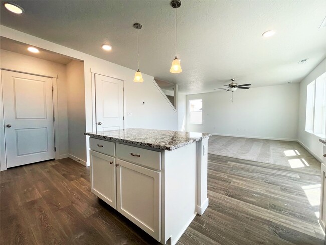 Building Photo - Bright and spacious 4 Bedroom 2.5 Bath hom...