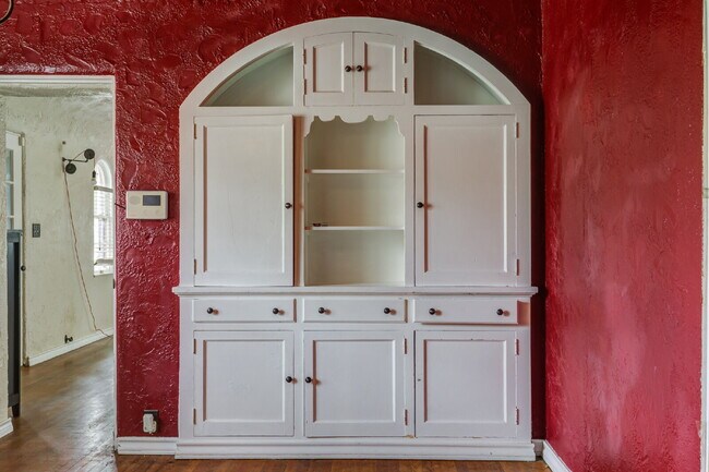 Building Photo - Charming Tuscany Villa block away from TTU