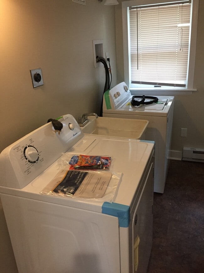 Building Photo - 3 Bedroom House for Rent