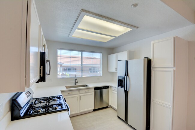 Building Photo - Gorgeous two bedroom two bathroom condo in...