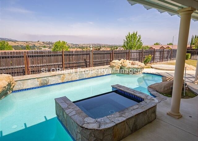 Building Photo - AVAILABLE SEPTEMBER- Beautiful Home in Paso Robles - 4 Bed / 4 Bath