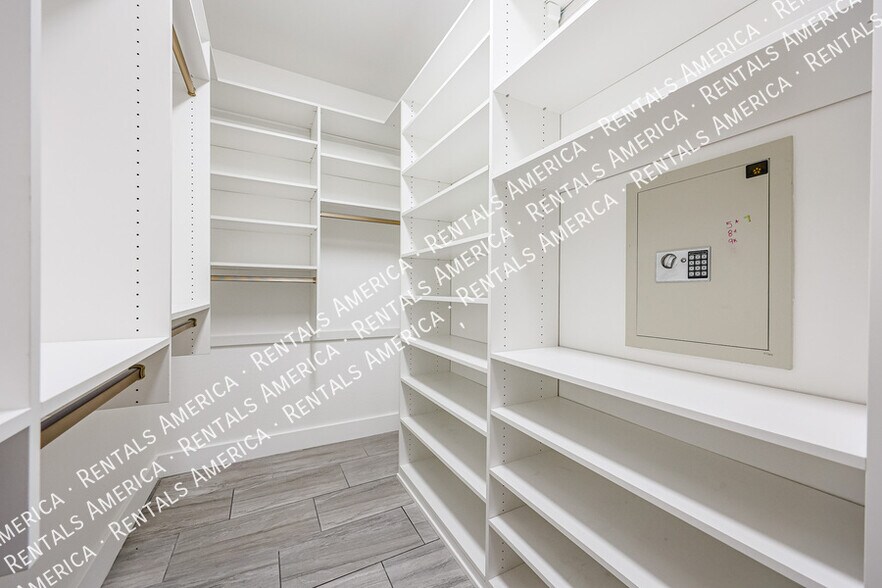 Building Photo - 7855 W Rock Springs Dr