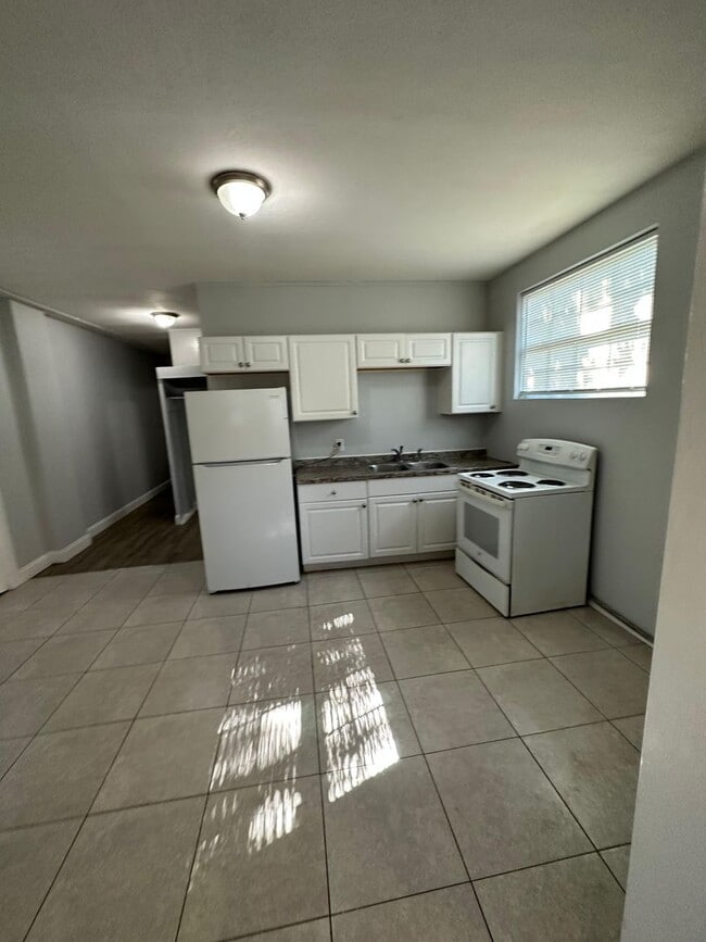 Building Photo - Fully Renovated 2/1-Single Family  Available for Immediate Rent!