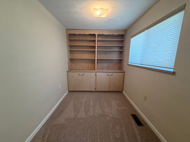 Building Photo - 3-bedroom 2-bathroom Single Family Home