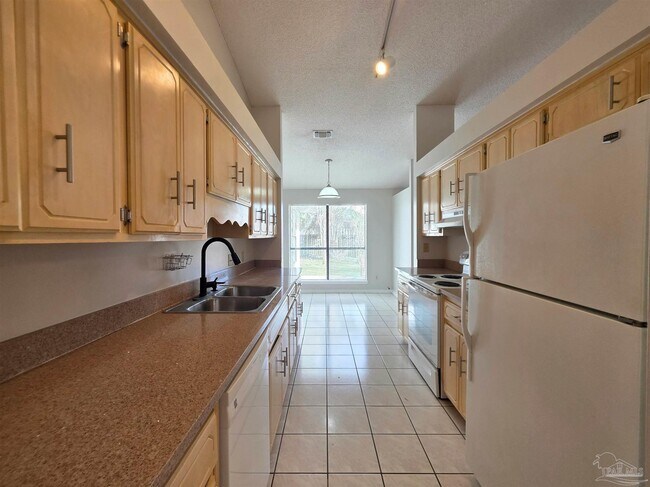 Building Photo - 824 Lavon Dr