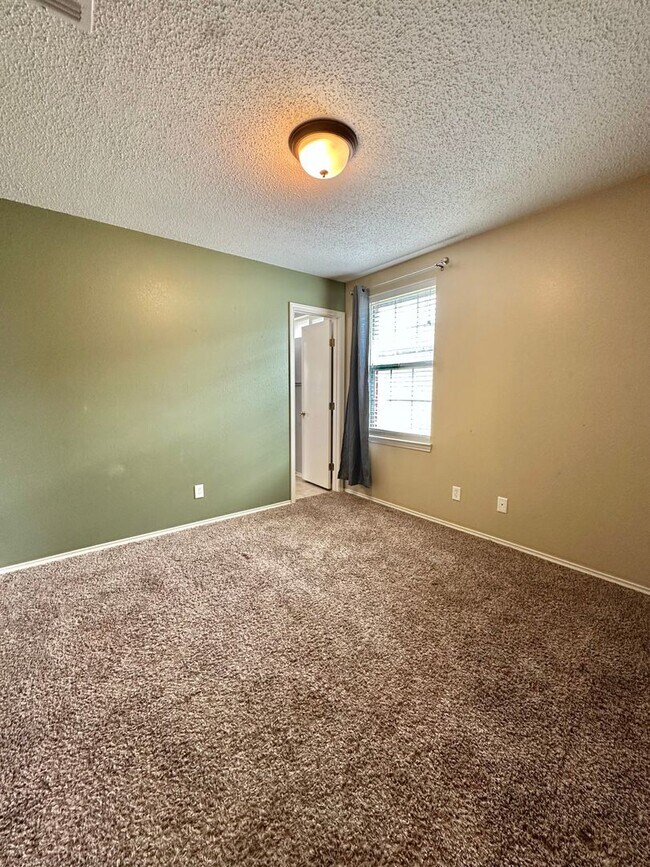 Building Photo - COMING MARCH 2026- 4-Bedroom Home in Paulann w/ Solar Panels!