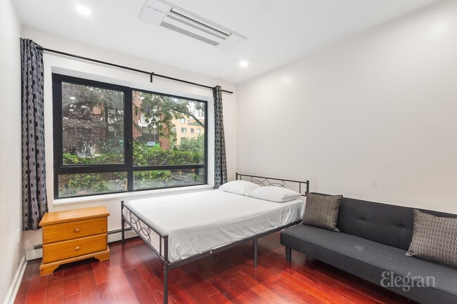 Building Photo - 347 E 4th St