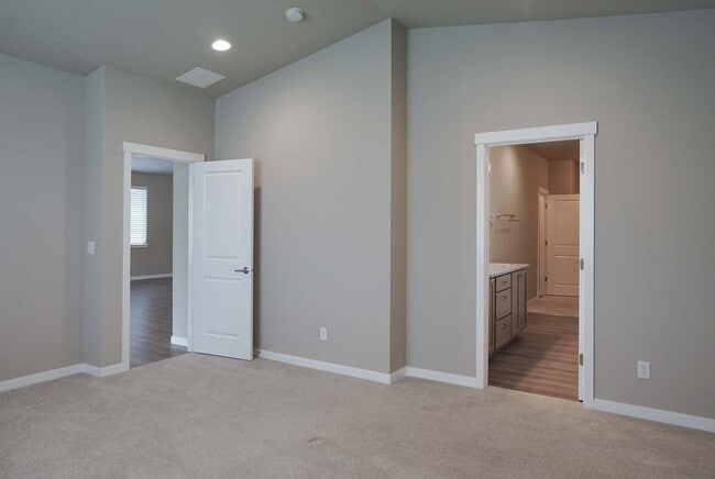 Building Photo - Elegant and Pristine Post Falls Home