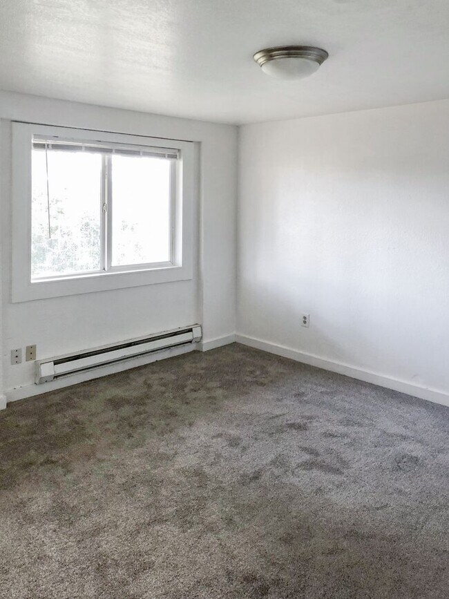 Building Photo - Nicely Updated 3/1 Tacoma Duplex