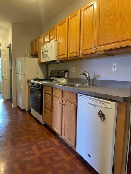 kitchen - 4834 Reservoir Rd NW