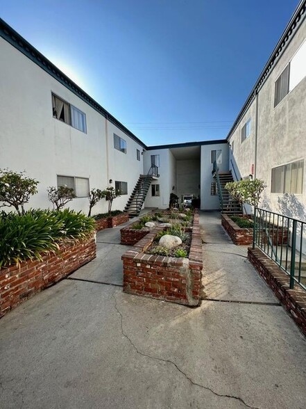 Building Photo - 11105 Rose Ave