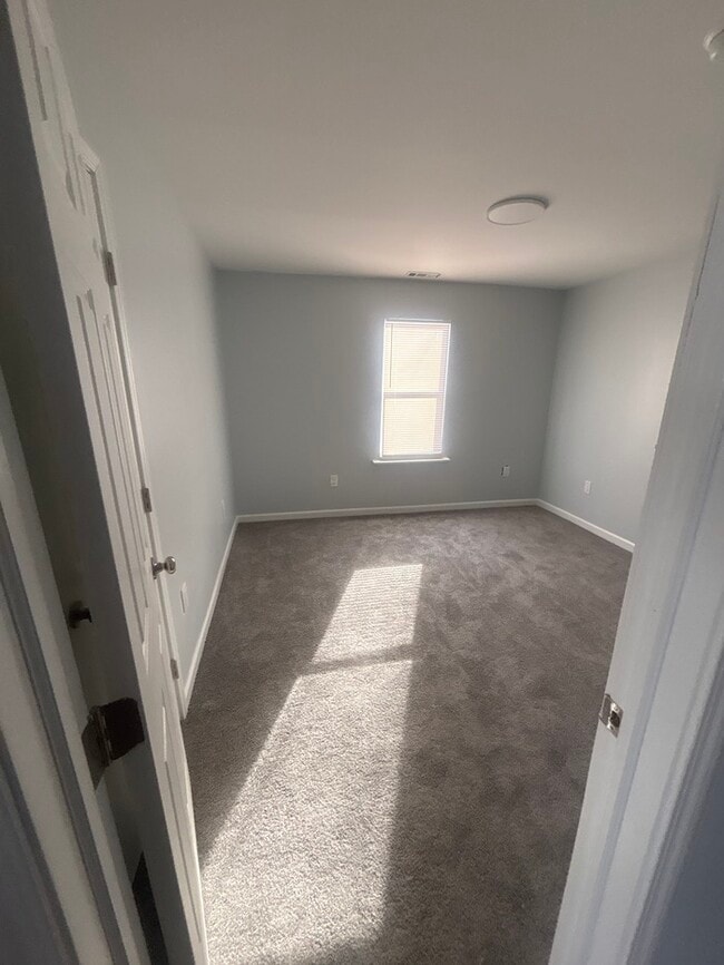 Building Photo - 4 bedroom 1 bath market rent and section 8