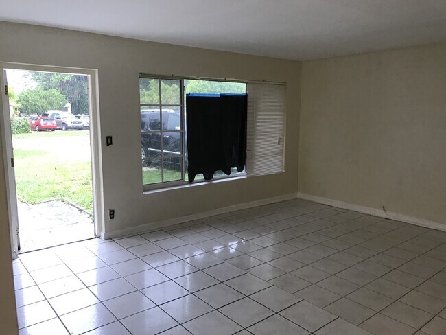 Building Photo - Nice 4-2 House with Central AC & Backyard