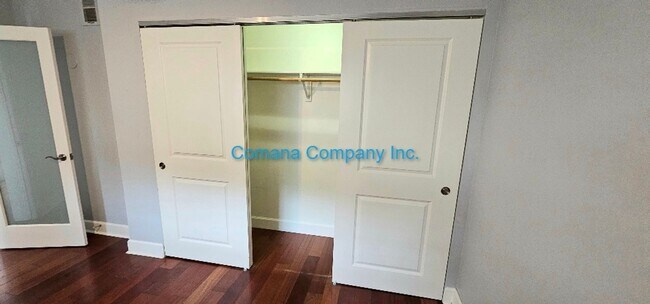 Building Photo - Beautifully appointed one bedroom one Bath...