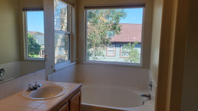 Building Photo - 4 Bed 3 Bath off Dublin/Powers w/AC- Avail...