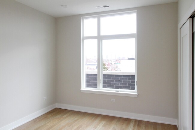 Building Photo - 3208 N Southport Ave