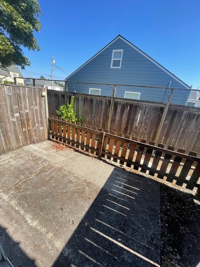 Building Photo - 2 Bedroom Town House!