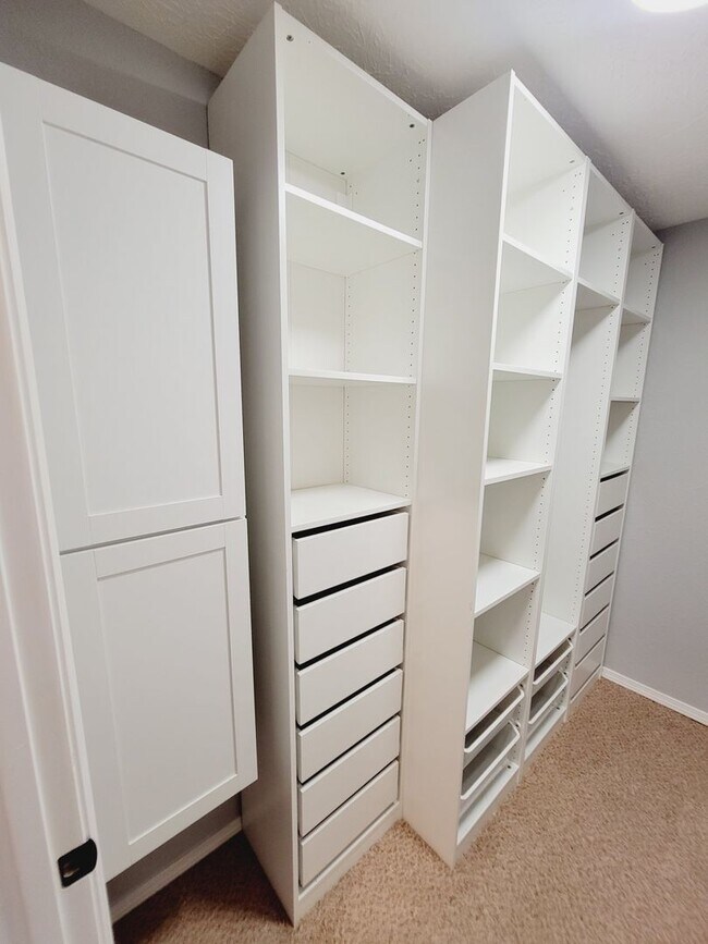 Building Photo - Bent Tree Subdivision - 4 BR - 2 Living Areas - 3 Car