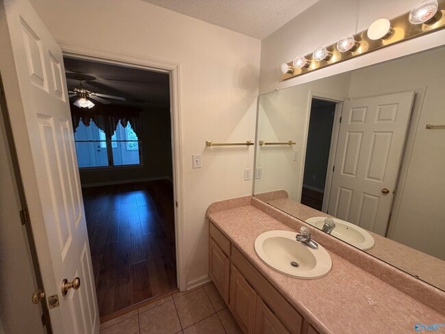 Building Photo - 313 Woodridge Dr SW