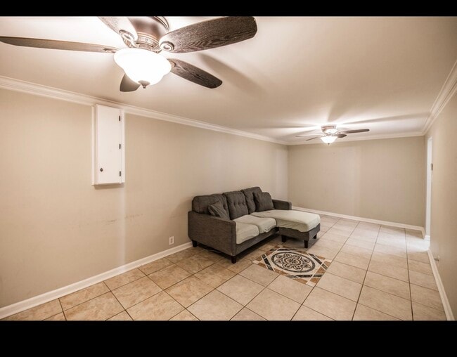 Building Photo - 907 N Graycroft Ave