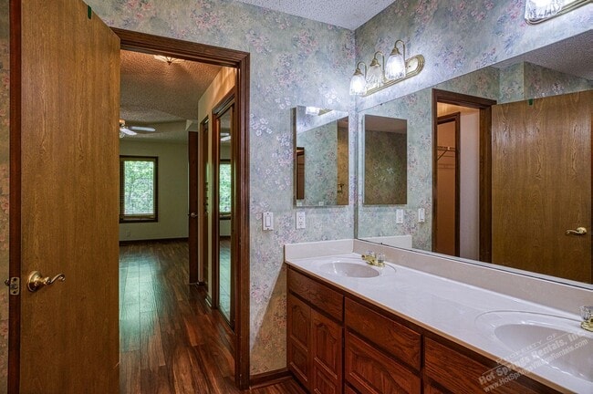 Building Photo - East Gate Area | Home | Unfurnished