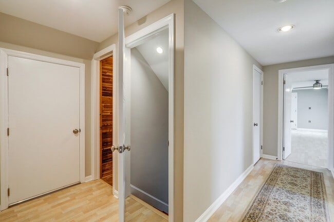 Building Photo - 1827 Larchmont Ln