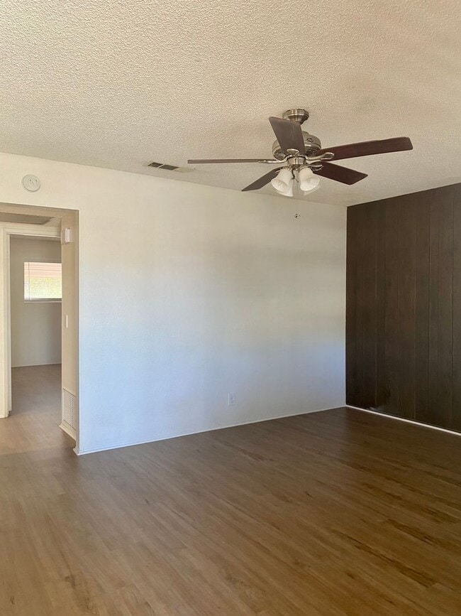 Building Photo - 2 Bedroom 1 Bathroom Duplex Newly Remodeled in 55+ COMMUNITY