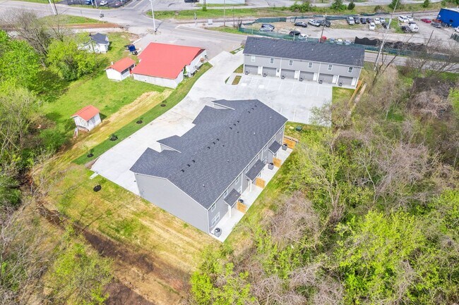 Building Photo - Close to downtown Clarksville! 2 Bed/2.5 Bath townhouse!